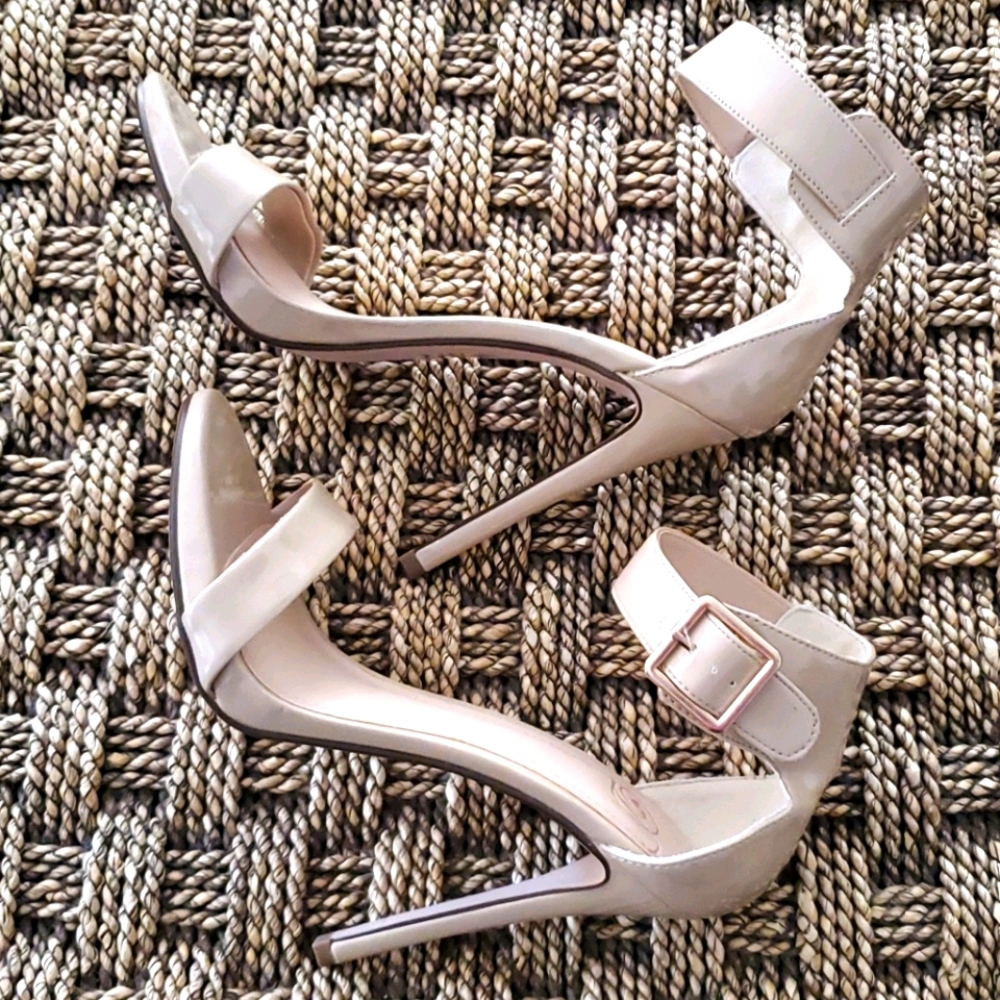 🔥Babydoll heel with gold buckle, Size 7 1/2